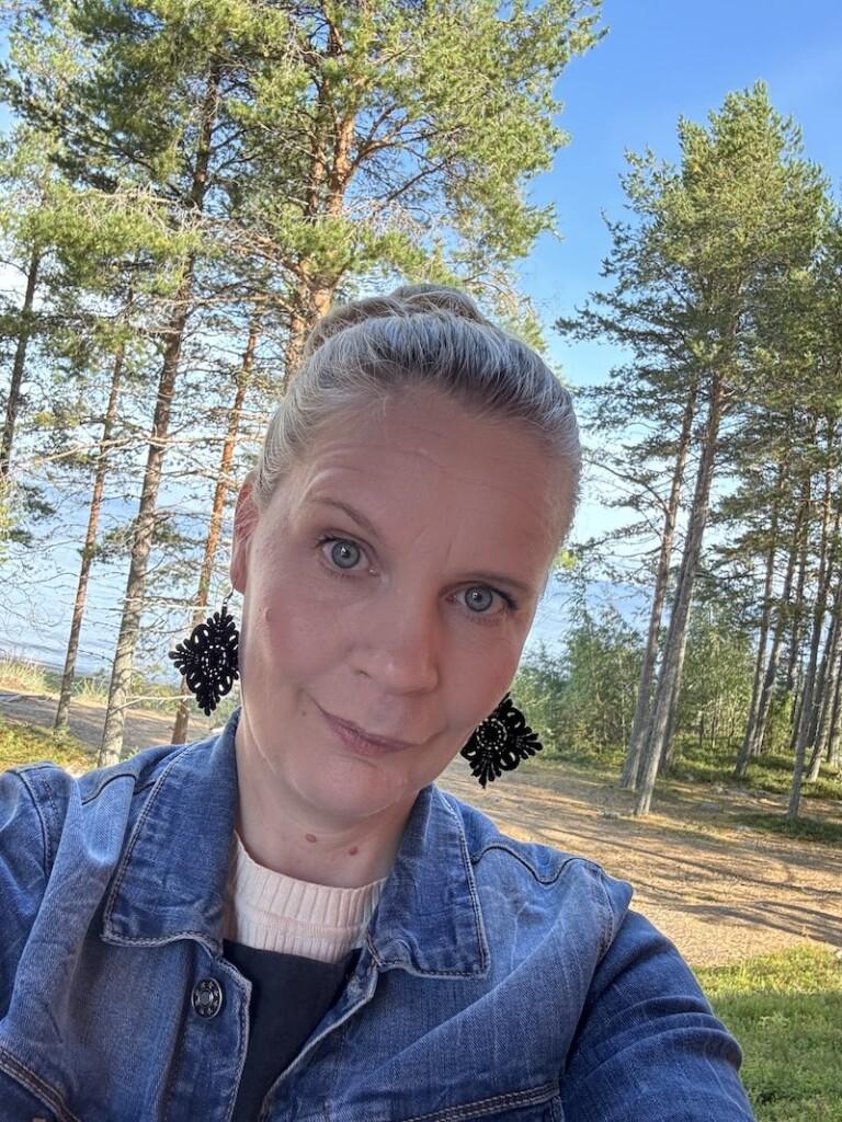 Katri Haapakorva ulkona puiden keskellä